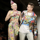 El diseñador estadounidense Jeremy Scott camina por la pasarela con la cantante estadounidense Miley Cyrus, tras presentar sus creaciones durante la semana de la moda de Nueva York.