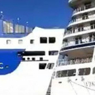 Instante del choque entre el ferri Fantastic de la compañía Grandi Navi Veloci y el crucero Viking Star, en el puerto de Barcelona.
