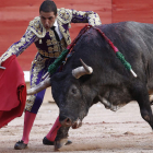 El diestro leonés Javier Castaño da un pase con la muleta al primero de su lote. JESÚS DIGES