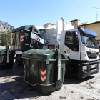 Camión y los nuevos contenedores adquiridos por el Ayuntamiento para la recogida de residuos del servicio de limpieza viaria.