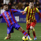 Nikos Karampelas le gana el balón al delantero argentino del Barcelona Lionel Messi.