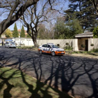 Un coche de policía monta guardia a las puertas de la casa de Mandela, el martes en Johannesburgo.