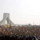 Una multitud congregada en la plaza Azadi para conmemorar el 31 aniversario de la Revolución Islámic