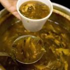 Aspecto de la sopa de aleta de tiburón, uno de los productos estrella en Asia.