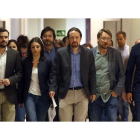 Iglesias junto a sus compañeros de formación momentos antes de anunciar su propósito de presentar una moción de censura. J. LIZÓN
