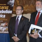 El presidente de la AVT, Francisco José Alcaraz, presentó ayer un libro junto a Jaime Mayor Oreja