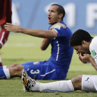 Momento en el que el delantero uruguayo agrede al defensa italiano, durante el partido correspondiente al Mundial de Brasil.