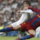 Piqué lucha el balón con el delantero del Real Madrid Cristiano Ronaldo durante el partido de ida.