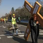 La cabecera de la manifestación en Madrid, un ganadero con la cruz a cuestas