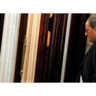 El presidente de la Generalitat, Quim Torra, en los pasillos del Parlamento de Cataluña, ayer, tras perder su escaño.