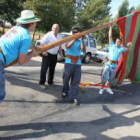 Uno de los grupos participantes en el desfile de pendones, en pleno esfuerzo por erguir la vara.