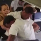 Una mujer intenta separar a los dos individuos que se enzarzaron en un avión de Southwest.
