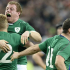 Los jugadores de Irlanda, eufóricos tras ganar a Francia en París y conquistar el torneo Seis Naciones.