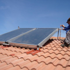 Colocación de paneles solares en el tejado de  una vivienda en la provincia. DL