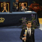 Xavi y Casillas tras recibir el galardón, el Príncipe Felipe, Letizia Ortíz y la Reina Sofía aplauden en segundo plano.