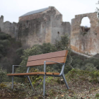 El castillo de Cornatel, al fondo, con ‘el banco más bonito del Bierzo’ en primer plano. L. DE LA MATA