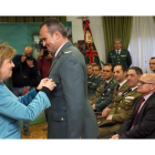 La delegada del Gobierno, María José Salgueiro, condecoró a varios agentes de la Guardia Civil en el acto conmemorativo. RUBÉN CACHO