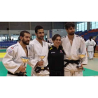 Los tres judocas del Club Kyoto con su entrenadora Sara Terán. DL