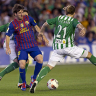 Messi conduce el balón entre Cañas y Beñat.
