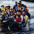 Una balsa con inmigrantes en el Mediterráneo.