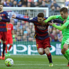 Messi, que falló un penalti, no se quedó sin ‘mojar’ frente a un Getafe que no dio problemas. TONI ALBIR