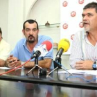 Amando Fernández Natal presenta el programa de actos ayer junto a otros representantes sindicales