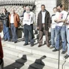 Los activistas, durante la concentración en la plaza de Botines