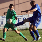 Vila, a la izquierda, trata de hacerse con el balón.