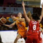 Alba Peña se dispone a anotar ante la defensa de Pariente.