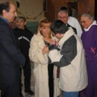 Isabel Carrasco y el resto de autoridades conversaron con los internos de Cosamai antes de la misa