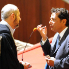 El abogado defensor y Francesco Schettino conversan antes del juicio.