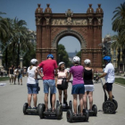 Turistas junto al Arc de Triomf de Barcelona