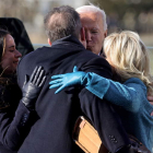 Joe Biden abraza a su familia tras la jura. JONATHAN ERNST