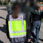 Traslado de uno de los detenidos en la operación policial. EFE