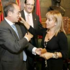 Isabel Carrasco recibe la medalla de oro de manos de López Puertas