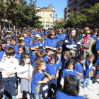Los alumnos de La Inmaculada, vestidos de azul, en una marcha organizada por el centro.