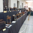 La muestra puede visitarse en las antiguas escuelas de la plaza Mayor hasta el 13 de septiembre. DL