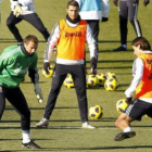 Jerzy Dudek (i), Ronaldo y Sami Khedira hacen un rondo durante el entrenamiento de ayer.