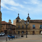 En el centro de la imagen, la antigua casa consistorial ubicada en la plaza Mayor de Valderas. MEDINA