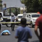 El cuerpo sin vida del periodista Javier Váldez, en la calle de Culiacan (México) donde fue asesinado.
