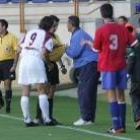 Álvarez Tomé agarra de la camiseta al árbitro antes de ser expulsado