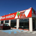 Una imagen del exterior del nuevo Cash Ifa de Ponferrada, situado en la avenida de Galicia