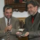 Carnicero recibe de Palazuelo la escultura que simboliza su nombramiento como bañezano del año
