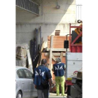 Policías italianos tras detener a los terroristas.