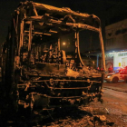 Uno de los autobuses quemados por hinchas inconformes tras la eliminación de Brasil.