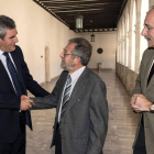 Villarrubia saluda al rector de la Universidad de Valladolid, en presencia de Mario Bedera.