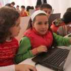 Niños de un colegio de Ponferrada durante una clase de informática e Internet