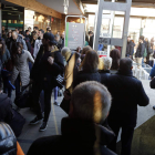 Viajeros y familiares se cruzan en las estaciones, que a media tarde registraron la mayor afluencia. MARCIANO