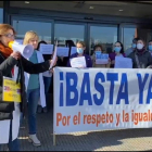 Protesta de los celadores frente al Hospital El Bierzo. DL