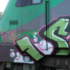 Una de los grafitis en la locomotora de Renfe. DL